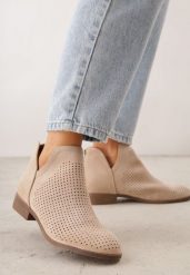 Jasnobeżowe Płaskie Botki Vices z Wycięciem Felilia. Brązowe botki damskie Born2be, bez wzorów, z jeansu, eleganckie, bez obcasa, na płaskiej podeszwie, bez zapięcia. Za 119.99 zł.