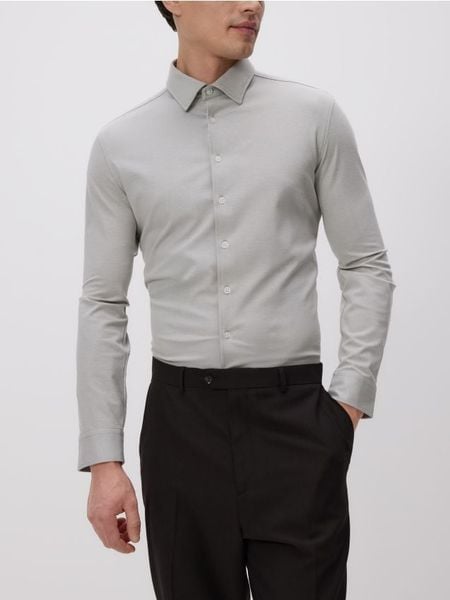 Gładka koszula slim fit - beżowy. Brązowe koszule męskie Reserved, l, bez wzorów, z bawełny, bez kołnierzyka, bez ramiączek. W wyprzedaży za 65.99 zł.