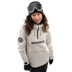 Kurtka snowboardowa damska W6-W Eriz. Brązowe kurtki sportowe damskie SIROKO, bez wzorów, bez ramiączek, bez kaptura, snowboardowy. W wyprzedaży za 467.00 zł.