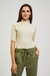 Sweter z golfem ozdobiony metaliczną nitką perłowy. Białe swetry nierozpinane damskie MOODO, l, bez wzorów, z poliamidu, bez kołnierzyka, bez ramiączek. W wyprzedaży za 47.99 zł.