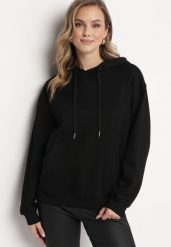 Czarna Bluza Kangurka z Kapturem i Szeroką Kieszenią Rihea. Czarne bluzy damskie Born2be, bez wzorów, casualowe, bez ramiączek, z kapturem. Za 74.99 zł.