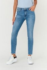 7 FOR ALL MANKIND Niebieskie jeansy SLIM ILLUSION WITHIN. Niebieskie jeansy damskie 7 for all mankind, bez wzorów, z bawełny. W wyprzedaży za 469.99 zł.