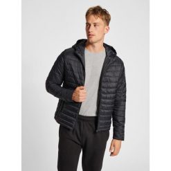 Kurtka z kapturem Hummel Red. Czarne kurtki męskie Hummel, s, bez wzorów, z puchu, eleganckie, z kapturem. W wyprzedaży za 370.00 zł.