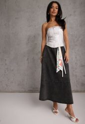 Czarna Bawełniana Spódnica Jeansowa o Rozkloszowanym Kroju z Ozdobnym Paskiem Eatiane. Czarne spódnice damskie Renee, na co dzień, l, bez wzorów, z bawełny, casualowe, maxi, proste. Za 179.99 zł.