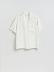 Koszula boxy fit z krótkim rękawem - biały. Białe koszule męskie Reserved, l, bez wzorów, z wiskozy, bez kołnierzyka, bez ramiączek. Za 129.99 zł.