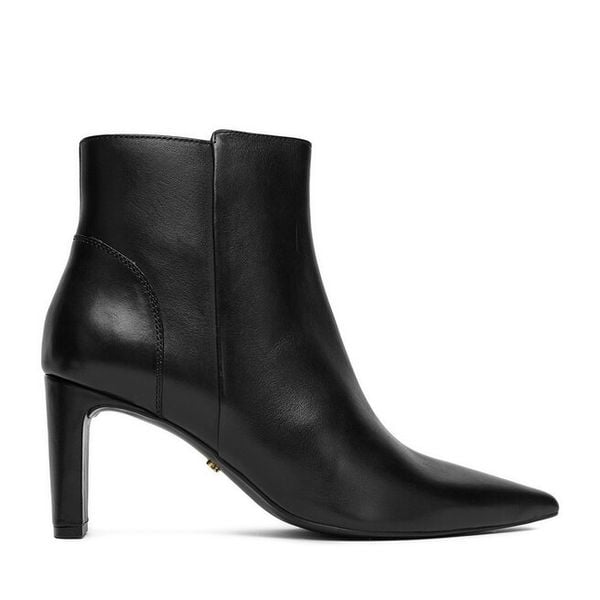 Botki GINO ROSSI. Czarne botki damskie Gino Rossi, bez wzorów, bez obcasa, bez zapięcia. Za 249.99 zł.