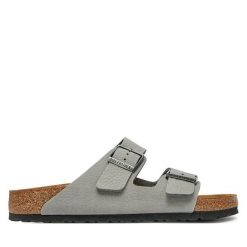 Klapki Birkenstock. Brązowe klapki damskie Birkenstock, bez wzorów, bez obcasa, bez zapięcia. Za 179.99 zł.