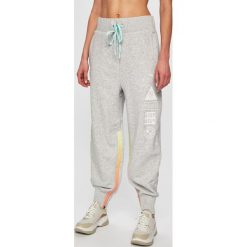 Puma - Spodnie x SG. Szare spodnie dresowe damskie Puma, bez wzorów, z bawełny. W wyprzedaży za 229.90 zł.
