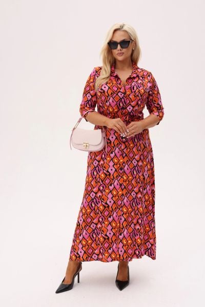 Koszulowa sukienka Lola o długości MAXI z geometrycznym printem w odcieniach różu i pomarańczy PLUS SIZE XXL OVERSIZE JESIEŃ. Czerwone sukienki damskie Moda Size Plus Iwanek, do pracy, na jesień, plus size, bez wzorów, z materiału, biznesowe, bez kołnierzyka, plus size, bez ramiączek, maxi, dopasowane. Za 329.90 zł.