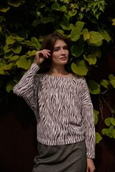 Bluza w zwierzęcy wzór beżowa. Brązowe bluzy damskie MOODO, l, bez wzorów, z elastanu, bez ramiączek, bez kaptura. W wyprzedaży za 79.99 zł.