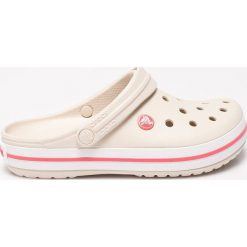 Crocs - Klapki. Szare klapki damskie Crocs, bez wzorów, z materiału, z okrągłym noskiem, bez obcasa, bez zapięcia. W wyprzedaży za 159.90 zł.