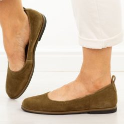 Camelowe skórzane baleriny damskie Filippo Dp7741/26. Brązowe balerinki damskie Filippo, na lato, bez wzorów, z jeansu, casualowe, z okrągłym noskiem, bez obcasa, na płaskiej podeszwie, bez zapięcia. Za 219.00 zł.