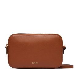 Torebka Calvin Klein. Brązowe listonoszki damskie Calvin Klein, bez wzorów, bez dodatków. Za 409.99 zł.