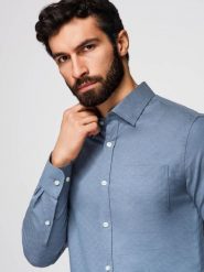 Męska koszula SLIM FIT z ozdobnej tkaniny z kieszonką – niebieska V1 - Rozmiar: XXL. Niebieskie koszule męskie Ombre Clothing, m, bez wzorów, z bawełny, biznesowe, bez kołnierzyka, bez ramiączek. W wyprzedaży za 89.99 zł.