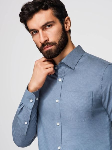 Męska koszula SLIM FIT z ozdobnej tkaniny z kieszonką – niebieska V1 - Rozmiar: XXL. Niebieskie koszule męskie Ombre Clothing, m, bez wzorów, z bawełny, biznesowe, bez kołnierzyka, bez ramiączek. W wyprzedaży za 89.99 zł.