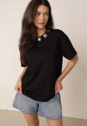 Czarny Bawełniany T-shirt Oversize z Biżuteryjnymi Aplikacjami przy Dekolcie Tesana. Czarne t-shirty damskie Born2be, uniwersalny, z aplikacjami, z bawełny, biznesowe, bez kołnierzyka, bez ramiączek. Za 69.99 zł.
