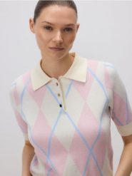 Sweter z kołnierzykiem - pastelowy róż. Czerwone swetry nierozpinane damskie Reserved, l, bez wzorów, z dzianiny, klasyczne, bez kołnierzyka, bez ramiączek. W wyprzedaży za 79.99 zł.