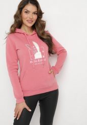 Różowa Bluza Dzianinowa z Kapturem i Nadrukiem Jubida. Czerwone bluzy damskie Born2be, l, z aplikacjami, z dzianiny, casualowe, bez ramiączek, z kapturem. Za 84.99 zł.