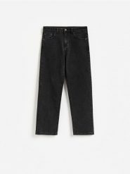 Jeansy straight z krótszą nogawką - czarny. Czarne jeansy damskie Reserved, bez wzorów, z bawełny, krótkie. Za 129.99 zł.