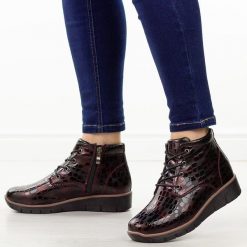 Bordowe botki damskie na koturnie Filippo Dbt3169/25. Czerwone botki damskie Filippo, na jesień, bez wzorów, z lakierowanej skóry, eleganckie, z okrągłym noskiem, bez obcasa, na koturnie, bez zapięcia. W wyprzedaży za 260.10 zł.