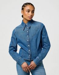 DAMSKA KOSZULA JEANSOWA WRANGLER FEMME PEPLUM SHIRT LIGHT HAND 112370782. Koszule damskie Wrangler, s, bez wzorów, z jeansu, bez kołnierzyka, bez ramiączek. Za 199.99 zł.