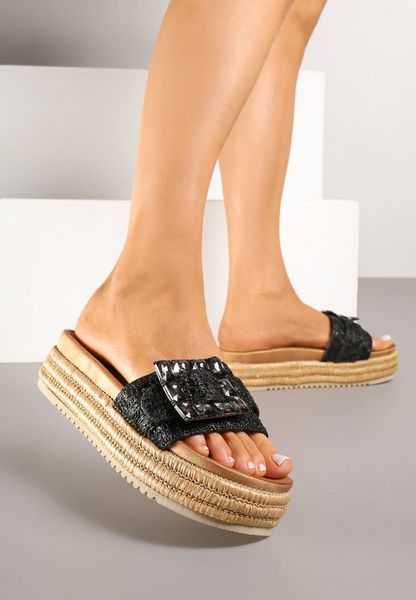 Czarne Klapki na Grubej Podeszwie z Plecionki z Klamrą z Kryształkami Sorlise. Czarne klapki damskie Renee, na lato, bez wzorów, bez obcasa, na płaskiej podeszwie, bez zapięcia. Za 89.99 zł.