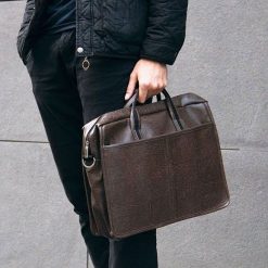 Męska torba na ramię, torba na laptop SOLIER S13 ciemnobrązowa. Brązowe torby na laptopa damskie Solier, bez wzorów, ze skóry ekologicznej. Za 159.00 zł.