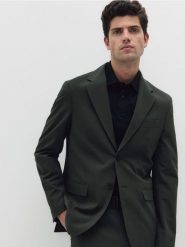 Marynarka slim fit - ciemnozielony. Zielone garnitury męskie Reserved, bez wzorów, z tkaniny, bez kołnierzyka, bez ramiączek. W wyprzedaży za 229.99 zł.