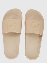 Klapki damskie 4F 4FRSS26FSLIF061. Brązowe klapki damskie 4F, bez wzorów, z gumy, wakacyjne, bez obcasa, bez zapięcia. Za 59.99 zł.
