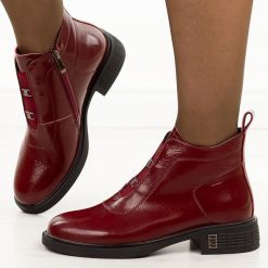 Bordowe skórzane botki damskie DiA 52-118. Czerwone botki damskie DiA, na jesień, bez wzorów, z dzianiny, biznesowe, z okrągłym noskiem, bez obcasa, na płaskiej podeszwie, bez zapięcia. W wyprzedaży za 319.20 zł.