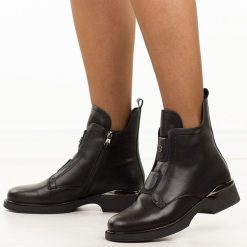 Czarne skórzane botki damskie Filippo Dbt7219/25. Czarne botki damskie Filippo, na jesień, bez wzorów, z dzianiny, eleganckie, z okrągłym noskiem, bez obcasa, na płaskiej podeszwie, bez zapięcia. W wyprzedaży za 271.15 zł.