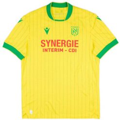 Domowy Strój FC Nantes 2025/26. Czerwone koszulki sportowe męskie Macron, bez wzorów, bez ramiączek, do piłki nożnej. Za 385.00 zł.