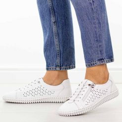 Białe ażurowe skórzane półbuty damskie Cambell 07351. Białe półbuty damskie Cambell, na jesień, w ażurowe wzory, z jeansu, casualowe, z okrągłym noskiem, bez obcasa, bez zapięcia. Za 229.00 zł.