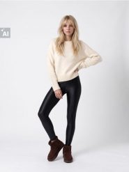 Sweter chunky z warkoczowym splotem na rękawach - kremowy. Białe swetry nierozpinane damskie Sinsay, l, bez wzorów, ze splotem, bez kołnierzyka, bez ramiączek. Za 49.99 zł.