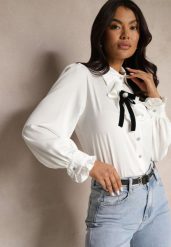 Biała Satynowa Koszula Ozdobiona Falbanką i Kokardką na Kołnierzyku Nolzedra. Białe koszule damskie Renee, m, bez wzorów, z bawełny, eleganckie, bez kołnierzyka, bez ramiączek. Za 119.99 zł.