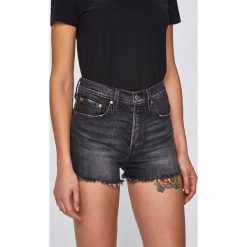 Levi's - Szorty. Czarne szorty damskie Levi's®, bez wzorów, z bawełny, casualowe, z podwyższonym stanem. W wyprzedaży za 139.90 zł.