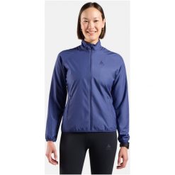 Kurtka przeciwwiatrowa Odlo Jacket ESSENTIAL LIGHT. Fioletowe kurtki sportowe damskie ODLO, bez wzorów, z softshellu, bez ramiączek, bez kaptura, trekkingowe. Za 319.50 zł.