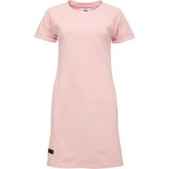 Damska sukienka pętelkowa Denda Pnk w kolorze różowym. Czerwone sukienki damskie LOOP, na co dzień, s, bez wzorów, z bawełny, klasyczne, bez kołnierzyka, bez ramiączek, proste. Za 127.06 zł.