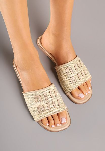 Beżowe Klapki z Ozdobną Plecionką i Aplikacją przy Cholewce Zarivelle. Brązowe klapki damskie Renee, z aplikacjami, boho, bez obcasa, na płaskiej podeszwie, bez zapięcia. Za 64.99 zł.