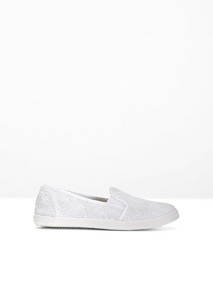 Buty wsuwane z ażurowanym haftem. Białe balerinki damskie bonprix, bez wzorów, bez obcasa, bez zapięcia. Za 79.99 zł.