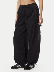 Adidas Spodnie materiałowe Corduroy 3S Cargo KQ6429 Czarny Relaxed Fit. Czarne spodnie materiałowe damskie Adidas, bez wzorów, z bawełny. Za 399.99 zł.