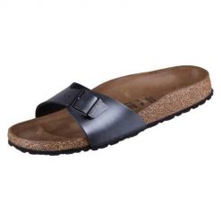 Klapki damskie Birkenstock Madrid. Czarne klapki damskie Birkenstock, bez wzorów, z materiału, klasyczne, z otwartym noskiem, bez obcasa, bez zapięcia. Za 338.36 zł.