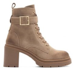 Trzewiki Jenny Fairy. Brązowe botki damskie Jenny Fairy, bez wzorów, bez obcasa, na słupku, bez zapięcia. Za 119.99 zł.