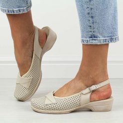 Beżowe skórzane ażurowe Polskie sandały damskie z zakrytymi palcami Gregors 643. Brązowe sandały damskie GREGORS, w ażurowe wzory, ze skóry, bez obcasa, na koturnie, bez zapięcia. Za 369.00 zł.