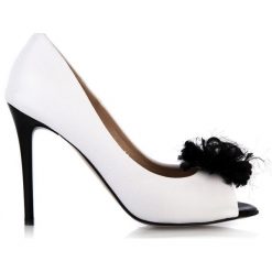 Szpilki białe peep toe z ozdobą. Białe szpilki damskie Arturo Vicci, z aplikacjami, ze skóry, z otwartym noskiem, bez obcasa, na szpilce, bez zapięcia. Za 279.00 zł.