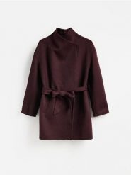 Krótki płaszcz z wełną - burgundowy. Czerwone płaszcze damskie Reserved, l, bez wzorów, z tkaniny, bez kołnierzyka, bez kaptura. Za 399.99 zł.