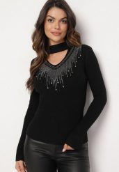 Czarny Sweter o Dopasowanym Kroju z Wycięciem przy Dekolcie Zdobiony Cyrkoniami Venina. Czarne swetry nierozpinane damskie Born2be, z aplikacjami, z jeansu, eleganckie, bez kołnierzyka, bez ramiączek. Za 64.99 zł.