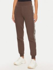 Guess Spodnie dresowe Britney V2YB15 KB3P2 Brązowy Regular Fit. Brązowe spodnie dresowe damskie Guess, z aplikacjami, z bawełny. Za 429.99 zł.