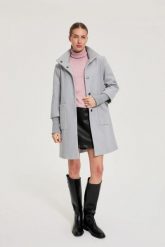 Płaszcz z kołnierzem szary. Szare płaszcze damskie MOODO, l, bez wzorów, z poliesteru, bez kołnierzyka, bez kaptura. Za 279.99 zł.