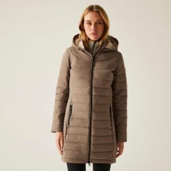 Płaszcz damski zimowy ocieplany Andria. Brązowe płaszcze damskie Regatta, na zimę, bez wzorów, z puchu, sportowe, bez kołnierzyka, bez kaptura. W wyprzedaży za 384.55 zł.